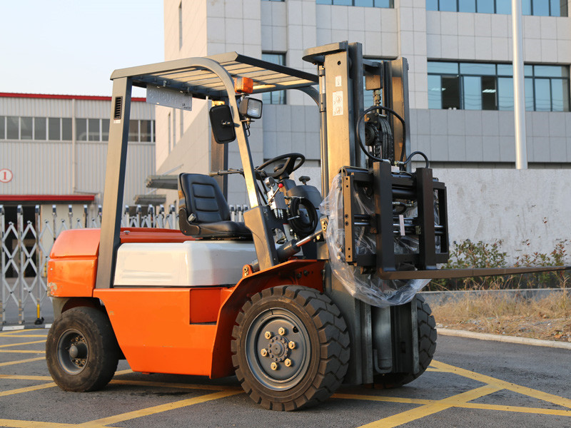 Forklift With Fork Positioner