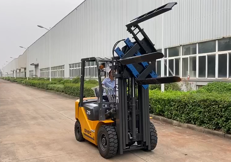 SNSC 2.5 ton Diesel  Forklift with block rotator for vegetable handling  in  France